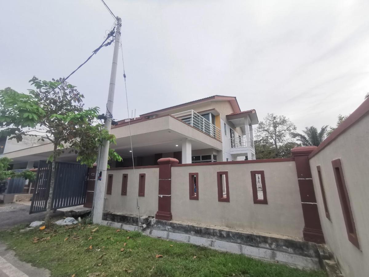 Oyo Homes 90524 D'J Pegaso Serom Homestay Muar Bagian luar foto